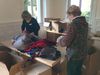 Die Hilfsgüter werden sortiert und verpackt.