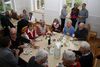 Volle Tische beim Kirchenkaffee