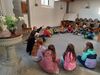 Lustige Runde in der Kirche